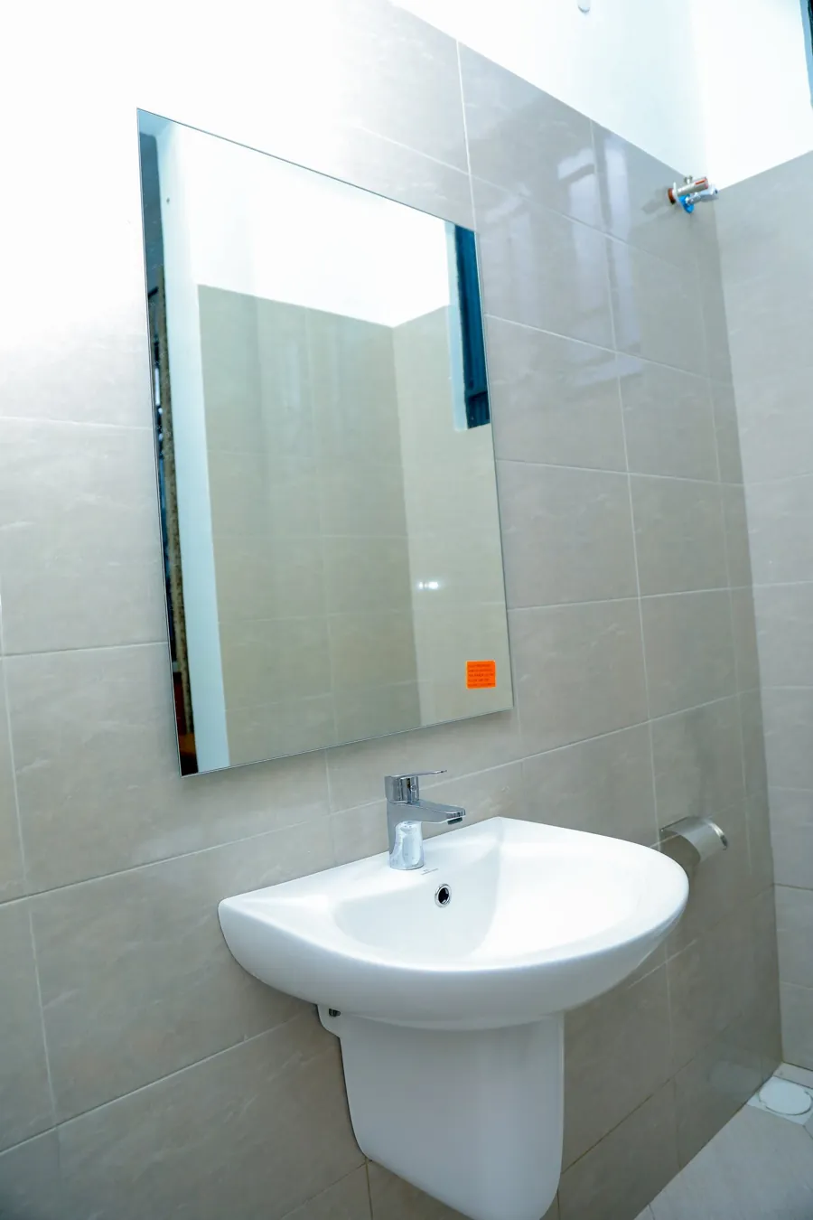 Bathroom with basin and mirror